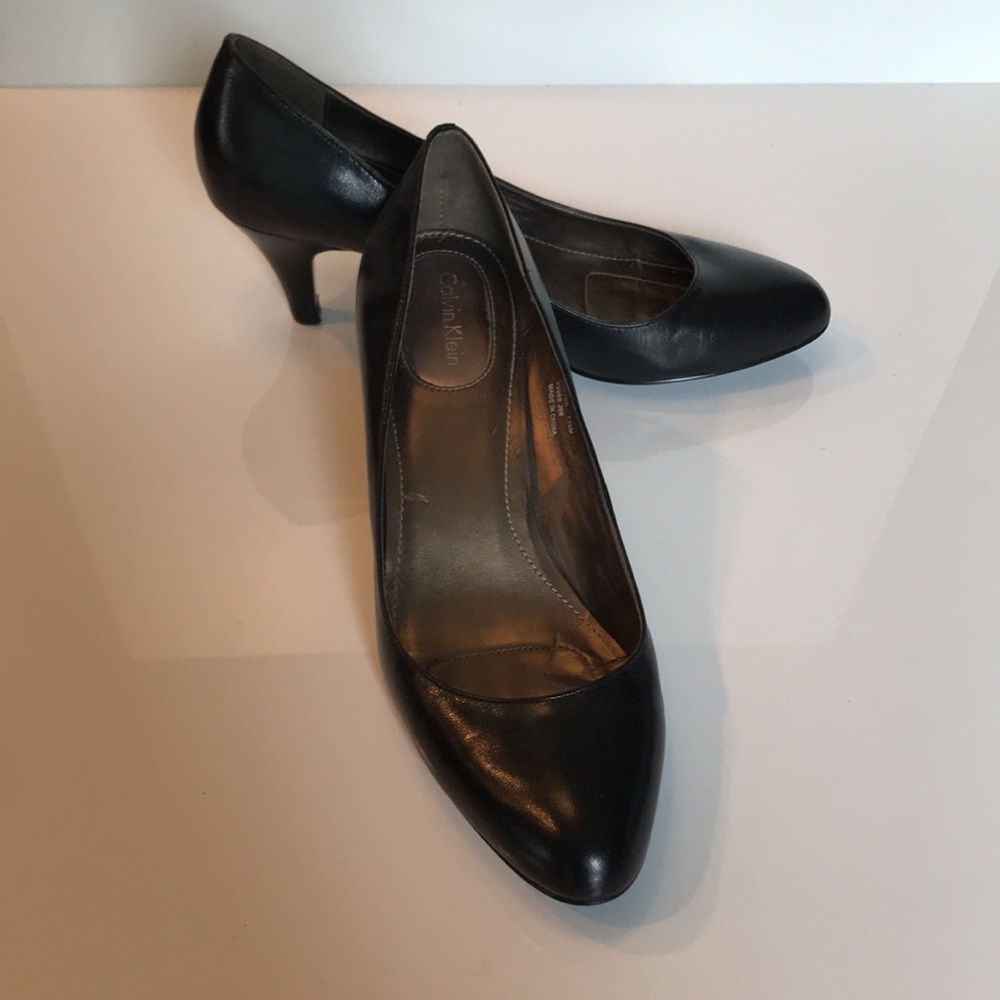Calvin Klein 7.5 M Black Leather Pumps